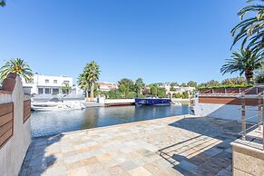 Villa in Empuriabrava With Private Pool & Mooring