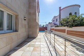 Villa in Empuriabrava With Private Pool & Mooring
