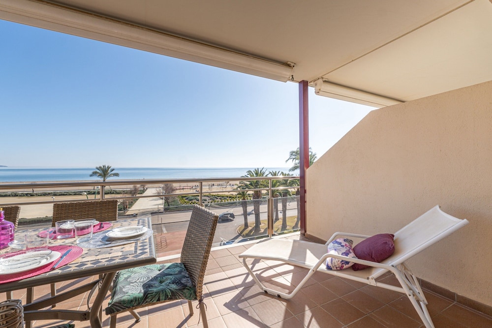 Apartment in Empuriabrava With Sea Views