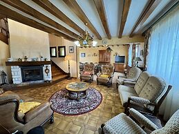 Spacious Group Stay Near Le Mans Circuit