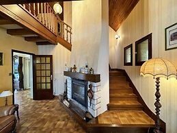 Spacious Group Stay Near Le Mans Circuit