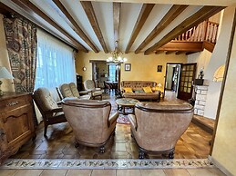 Spacious Group Stay Near Le Mans Circuit