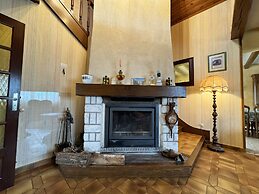 Spacious Group Stay Near Le Mans Circuit