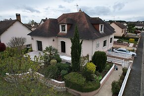 Spacious Group Stay Near Le Mans Circuit