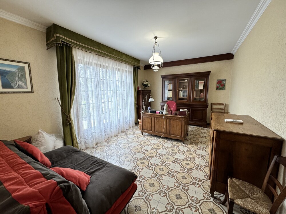 Spacious Group Stay Near Le Mans Circuit