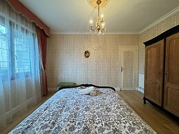 Spacious Group Stay Near Le Mans Circuit