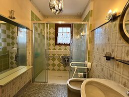 Spacious Group Stay Near Le Mans Circuit