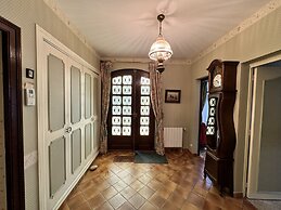 Spacious Group Stay Near Le Mans Circuit