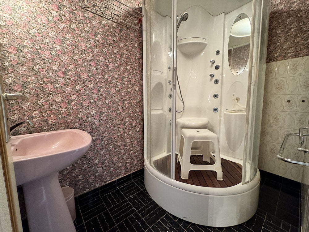 Spacious Group Stay Near Le Mans Circuit
