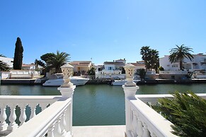 Apartment in Empuriabrava Near Beach