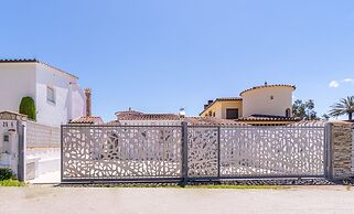 Apartment in Empuriabrava Near Beach
