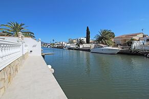 Apartment in Empuriabrava Near Beach