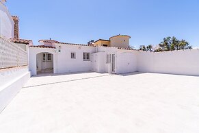 Apartment in Empuriabrava Near Beach