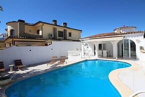 Apartment in Empuriabrava Near Beach