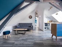 Chic Apartment Near City Center