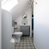 Chic Apartment Near City Center