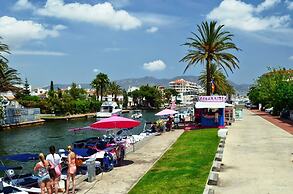 Beachfront Apartment in Empuriabrava With Pool
