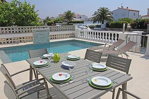 Villa in Empuriabrava With Private Pool