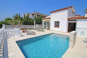 Villa in Empuriabrava With Private Pool