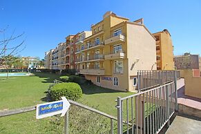 Apartment in Empuriabrava Near Sandy Beach