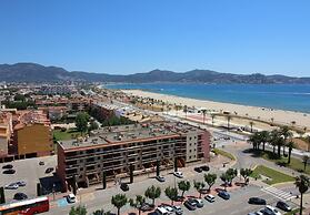 Apartment in Empuriabrava Near Sandy Beach