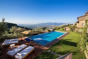 Tuscan Farmhouse With Infinity Pool Retreat