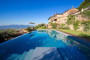 Tuscan Farmhouse With Infinity Pool Retreat