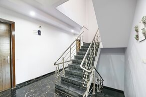 Fabhotel Skylight Inn