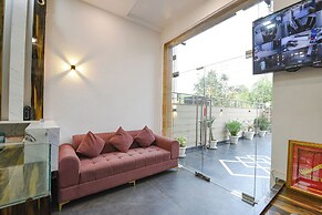 Fabhotel Skylight Inn