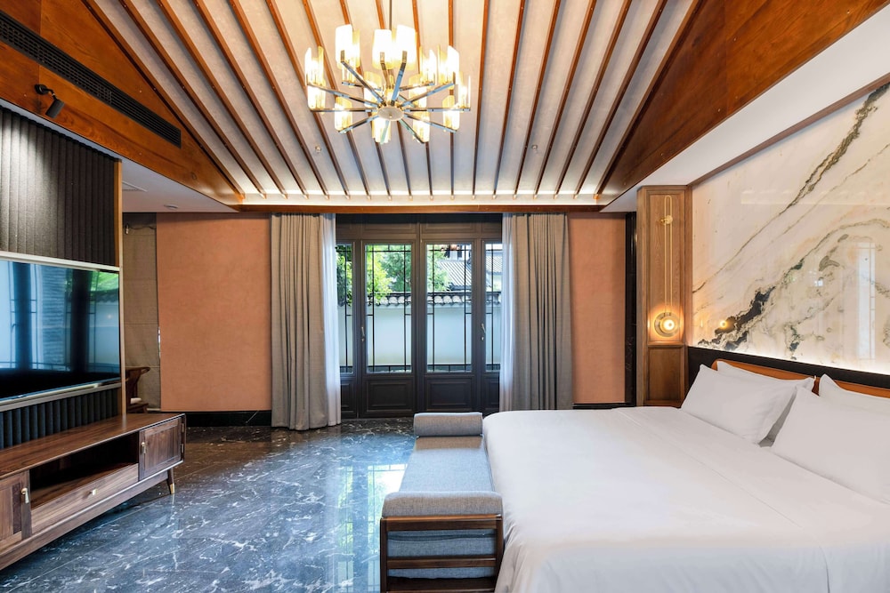 MOONRISE HOTELS & RESORTS