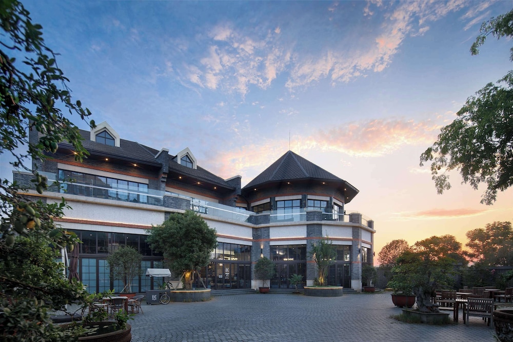 MOONRISE HOTELS & RESORTS
