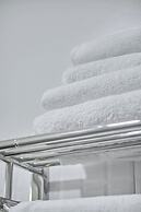 B&S Luxe Living