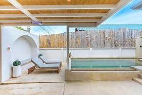 Stylish Rooftop Pool Villa Sea View V211