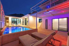 Stylish Rooftop Pool Villa Sea View V211