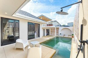 Stylish Rooftop Pool Villa Sea View V211
