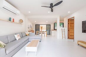 Stylish Rooftop Pool Villa Sea View V211