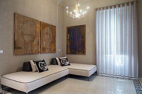 Reverse Art Hotel