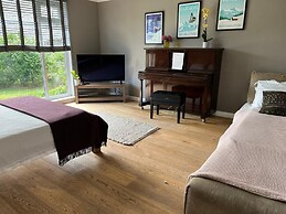 4-bed Seaside Dream House - Sleeps 8 & Parking