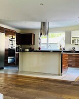 4-bed Seaside Dream House - Sleeps 8 & Parking