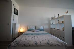 Huswell - Beach Studio With Balcony Sea View