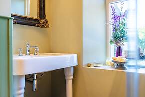 Kendal - Gothic Hall - Luxury Rooms or Apartment