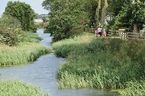 Caravan - Sleeps 8 - Pets Ok - Parking