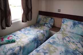 Caravan - Sleeps 8 - Pets Ok - Parking