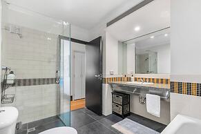 Spacious 2BR in CBD Pool Gym Parking Zodiak Stays