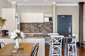 Spacious 2BR in CBD Pool Gym Parking Zodiak Stays