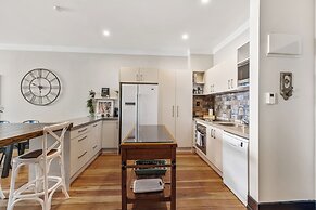 Spacious 2BR in CBD Pool Gym Parking Zodiak Stays