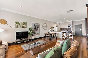 Spacious 2BR in CBD Pool Gym Parking Zodiak Stays