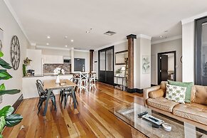 Spacious 2BR in CBD Pool Gym Parking Zodiak Stays