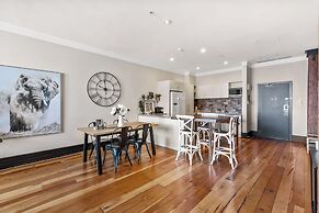 Spacious 2BR in CBD Pool Gym Parking Zodiak Stays