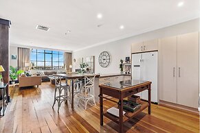 Spacious 2BR in CBD Pool Gym Parking Zodiak Stays